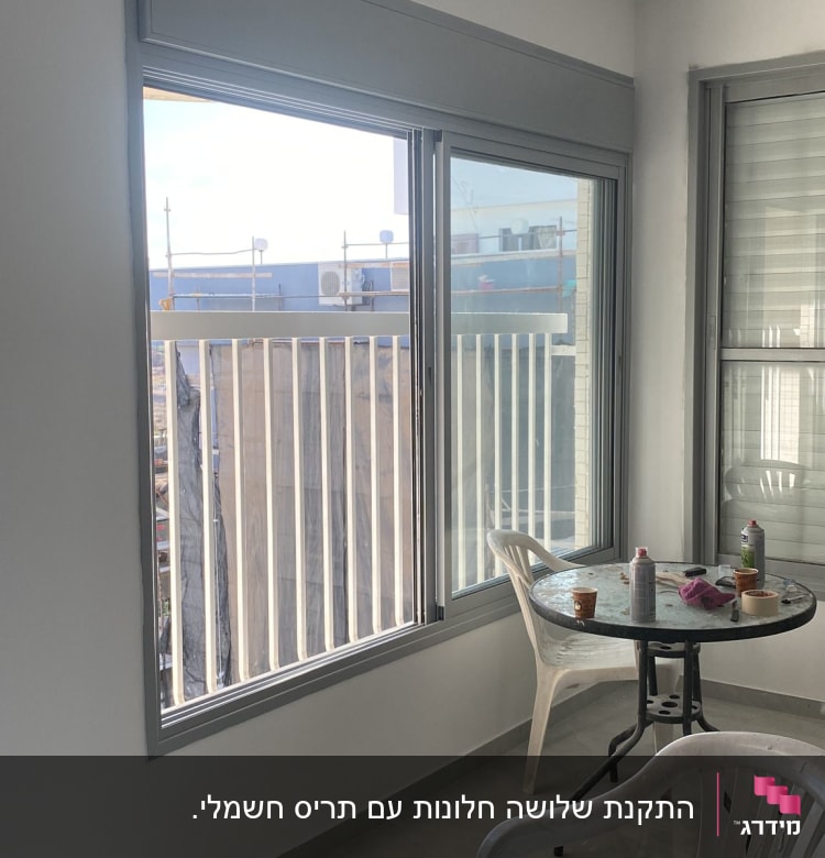 חלונות אלומיניום עם מסגרת אפורה במרפסת